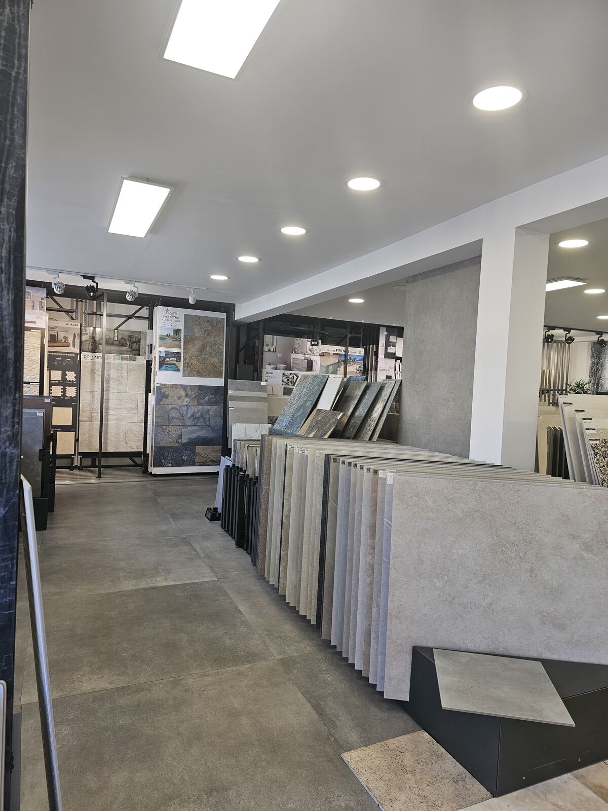 Allée d'échantillons de carrelage